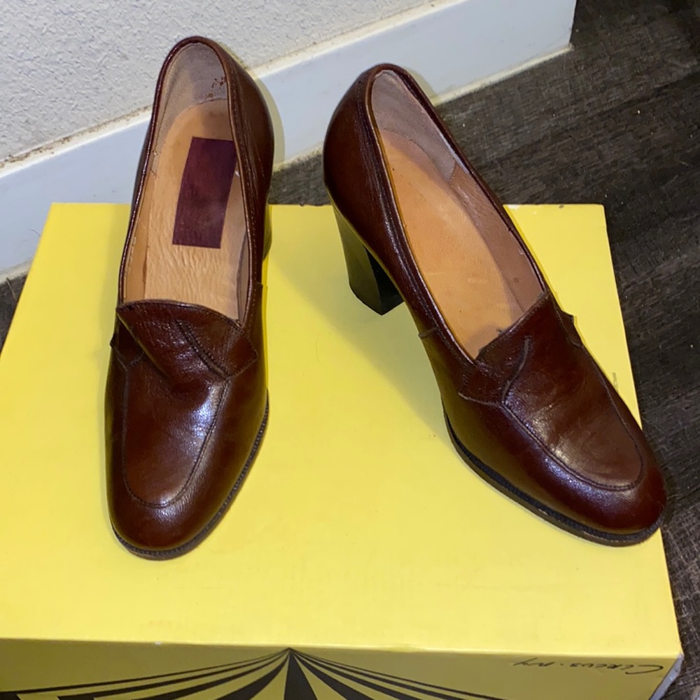 Vintage deep brown / burgundy, heels, real leather, used. I wear a size 5-5.5